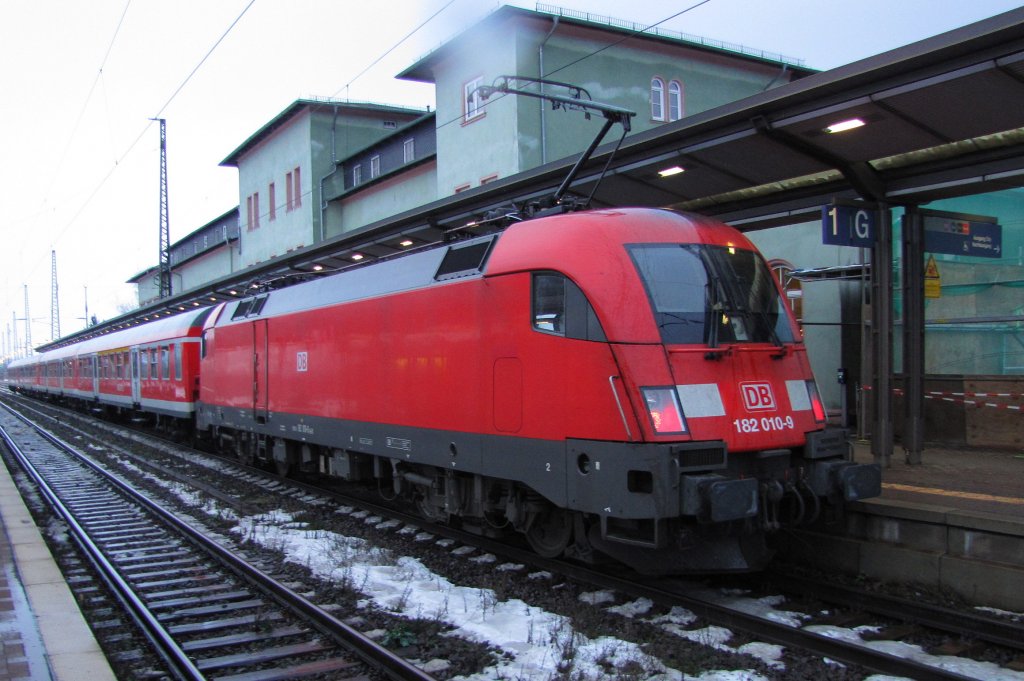 Seit dem heutigen Fahrplanwechsel verkehrt die RB 20 (Eisenach - Halle (S) Hbf) mit Loks der BR 182. Hier die DB 010-9 mit der RB 16325 nach Halle, beim Halt in Naumburg; 12.12.2010