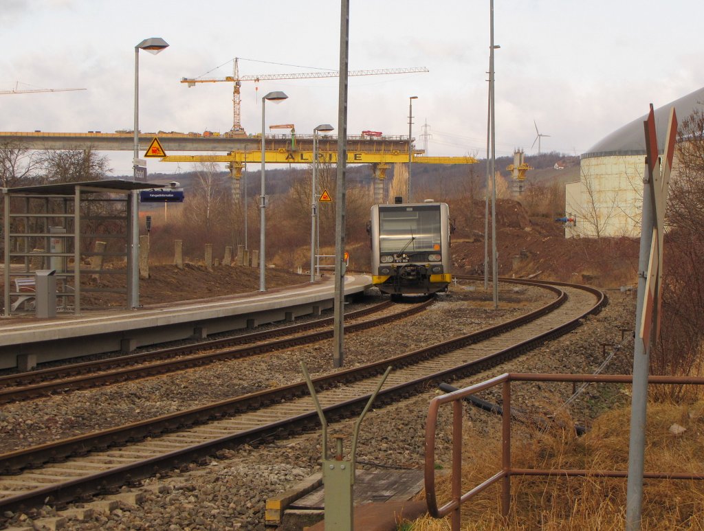 Seitdem 01.02.2012 halten die Triebwagen der Burgenlandbahn am neuen Haltepunkt in Karsdorf. Hier Burgenlandbahn 672 908 als RB 34872 von Naumburg Ost nach Wangen; 19.02.2012