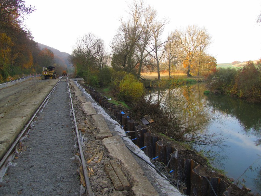 Seitdem 08.10.2010 ist die Unstrutbahn zwischen Naumburg (S) Hbf und Nebra wegen umfangreicher Sanierungsarbeiten gesperrt. Zwischen Balgst�dt und Laucha wird an der Stelle wo die Unstrut am dichtesten neben dem Gleisk�rper verl�uft, eine St�tzmauer erneuert. Daf�r mu�te auch die B176 halbseitig gesperrt werden; 06.11.2011