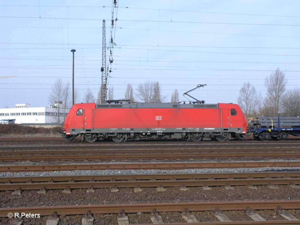 Seitenansicht von 185 362-1 mit gemischten Gterzug in Leipzig Schnefeld. 12.03.11