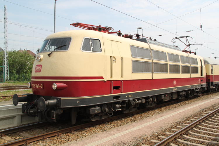 Seitenaufnahme von 103 184-8 im Rostocker Hbf.(11.05.2011)