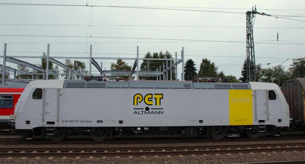 Seitenaufnahme der 185 637-6 in Buchholz.