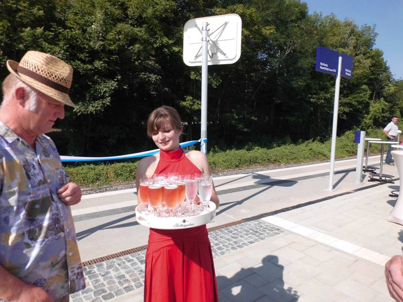 Sektempfang w�hrend der Er�ffnung der neuen Bahn-Bus-Schittstelle, am 26.07.2013 in Freyburg. (Foto: Hans Grau)