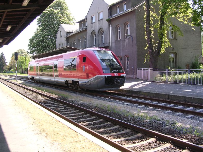 Seltener Anblick: Im Mai wartet am Bahnsteig 1 in Teuchern ein Th�ringer Tw der BR 641 im Ersatzverkehr nach Nebra auf Fahrg�ste aus Richtung Zeitz.