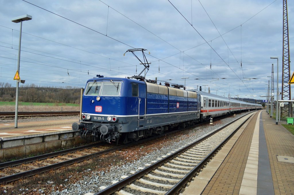 Seltener Gast in Naumburg Hbf. Die Zweisystemlok 181 201-5 bespannte am 14.04.13 den IC 1958 von Leipzig Hbf nach Frankfurt (M) Flughafen Fernbf.