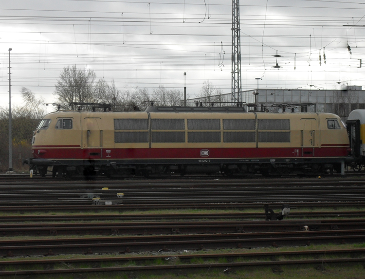 Seltener Gast in Rostock 103 222-6 von DB Systemtechnik Minden abgestellt im Rostocker Hbf und wartet auf den nchsten Einsatz.(08.04.2011)