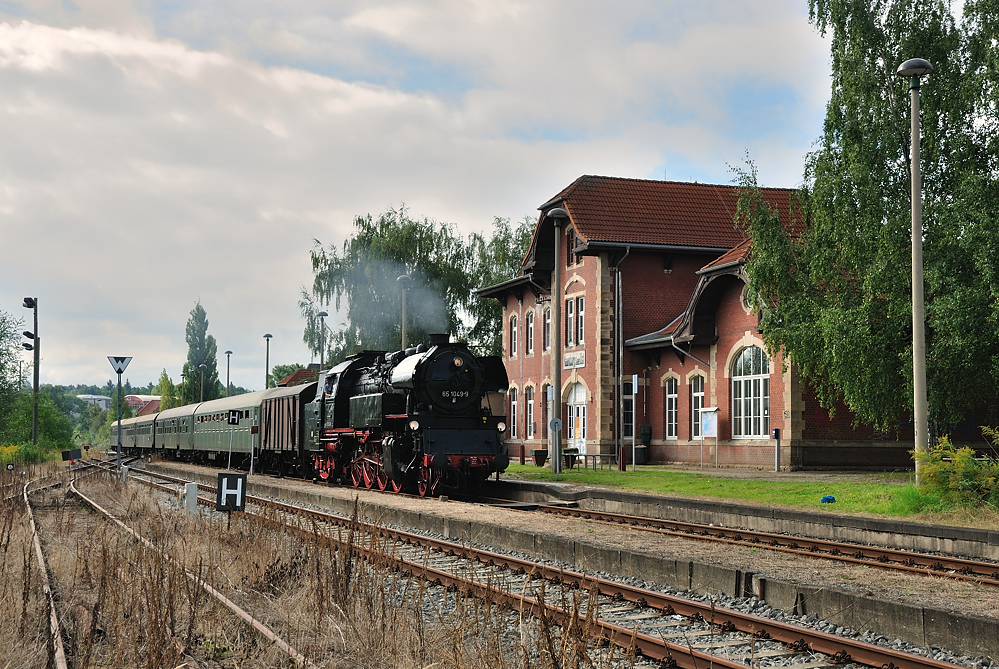 SEM 65 1049-9 mit dem Winzerfest-Sonderzug DPE 24885 von Chemnitz Hbf nach Freyburg am 10.09.2011 in Naumburg Ost. (Foto: Hans-J�rgen Warg)