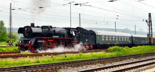 Senioren unter sich. Die beiden Senioren beobachten von ihrem Logenplatz aus am 19.05.2013 die Ausfahrt der DB Museum 03 1010 mit dem Sonderzug zur  Saale-Weinmeile 2013  von Leipzig nach Freyburg, in Naumburg Hbf.