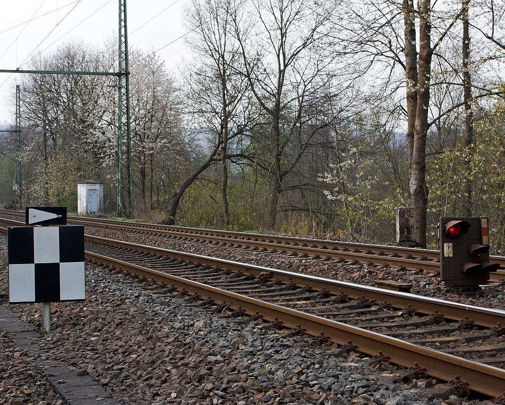 Signal Ne 4 - Schachbretttafel (am 15.04.2012 in Betzdorf).
Bedeutung: Das Hauptsignal steht - abweichend von der Regel - an einem anderen Standort.
Die Bedeutung im diesem Fall ist jedoch:
Ein unmittelbar links vom zugehrigen Gleis stehendes Signal Ne 4 weist im Geltungsbereich der DS 301 auch auf ein Sperrsignal hin, das fr Fahrten entgegen der gewhnlichen Fahrtrichtung unmittelbar rechts am befahrenen Gleis steht.
