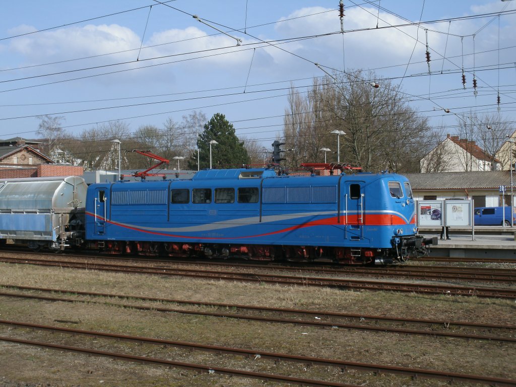 SIR 151 170-8 kann man jetzt von der Ladestrae ausfotografieren,denn es versperren jetzt nicht mehr die abgestellten Gterwagen die Sicht.Aufgenommen am 17.April 2013 in Bergen/Rgen