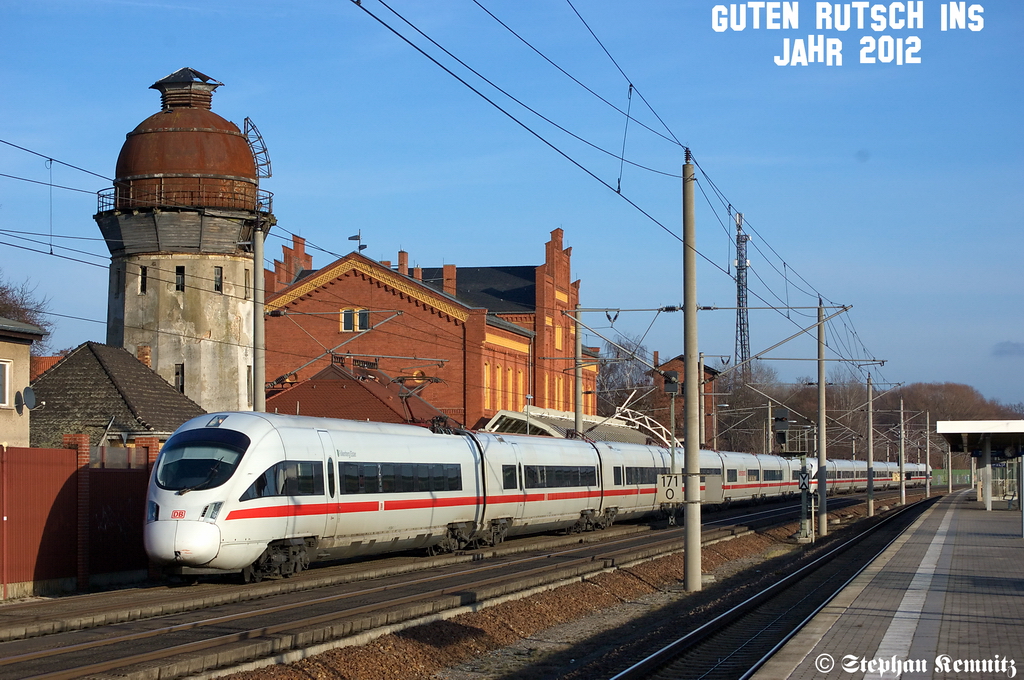 So das 411er-Dotra ist mein letztes Bild fr 2011. Vorne die 411 558-0  Falkenberg/Elster  als ICE 1548 von Berlin Ostbahnhof nach Kln/Bonn Flughafen und dann die 411 504-4  Erfurt  als ICE 1538 von Berlin Ostbahnhof nach Kln Hbf in Rathenow. Guten rutsch ins Jahr 2012!