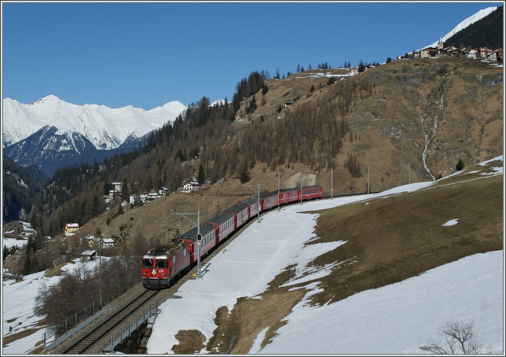 So faszinierend Brcken und Tunnels im obern Teil der Strecke Preda - Bergn sind, so gerne fotografiere ich im unteren Teil, gleich oberhalb von Bergn. Gestern erfllte ich mir ganz sponntan diesen Wunsch und konnte dabei die RhB Ge 4/4 II 429 mit dem Albulaschnellzug RE 1136 St. Moritz - Chur fotogarfieren. Rechts oben im Bild der Ort Latsch, ganz unten rechts das Ablula Bahnmuseum welches sich gleich neben dem Bahnhof von Bergn/Bravuogn befindet. 16. Mrz 2013