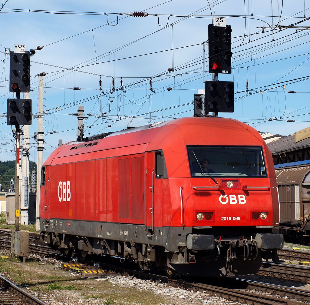 So gefllt er mir am Besten !! 2016 069 rollte alleine in den Salzburger Hbf am 11.8.11 an einen City Shuttle Wagenpark. 