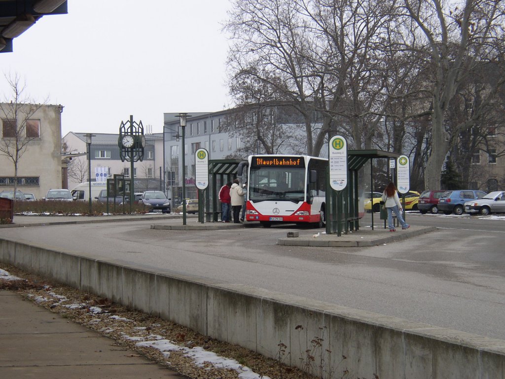 So sah der Platz neben dem Hauptbahnhof in Naumburg aus, bevor die neue Busverkn�pfungsstelle gebaut wurde. Das Geb�ude links im Bild wurde hierf�r abgerissen; 18.03.2006 (Foto: Klaus Pollm�cher)