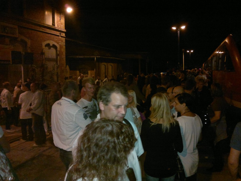 So voll und laut war es im Bf Freyburg lange nicht mehr. Am Winzerfest Sonntag um 0:35 Uhr str�mten die Massen zu den Z�gen, um ihre Heimfahrt anzutreten; 11.09.2011