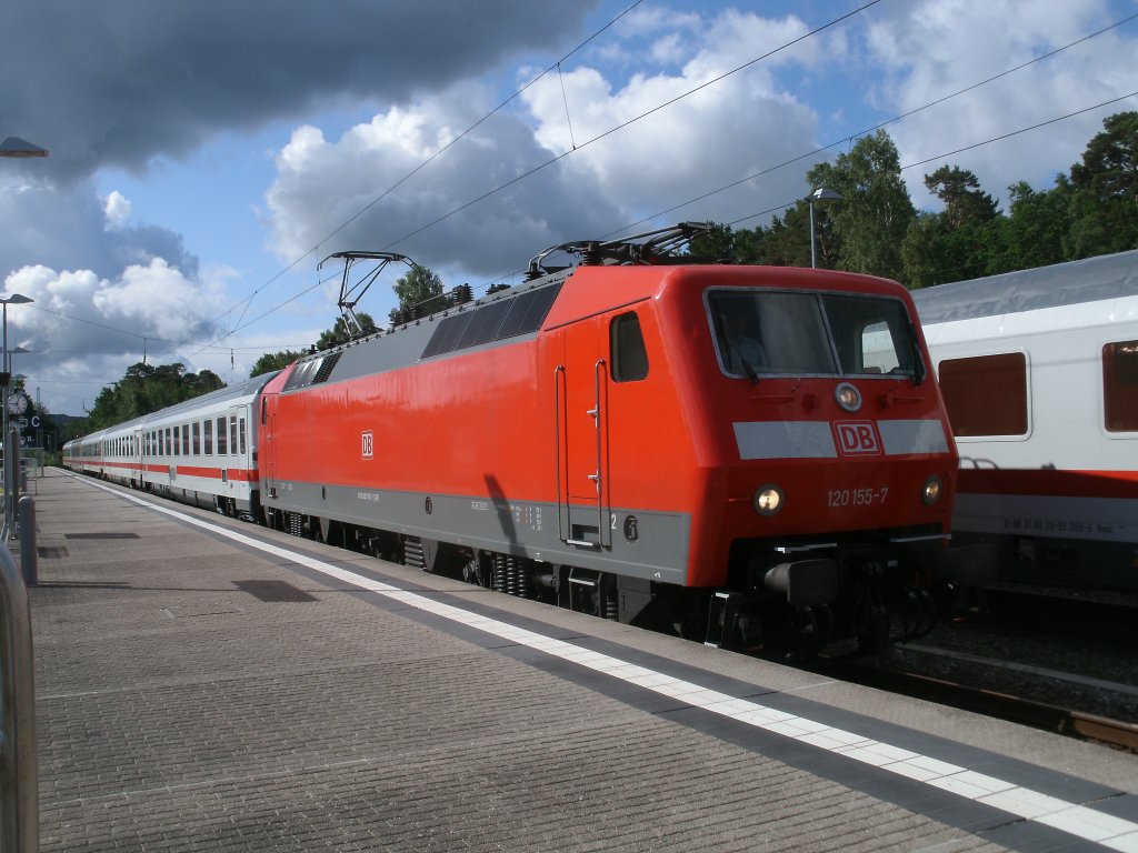 So wnscht man sich jede Lok: sauber und frisch lackiert,so wie 120 155 die,am 25.Juni 2011,ab Binz den Uex 2415 nach Kln bis Rostock bespannen durfte.