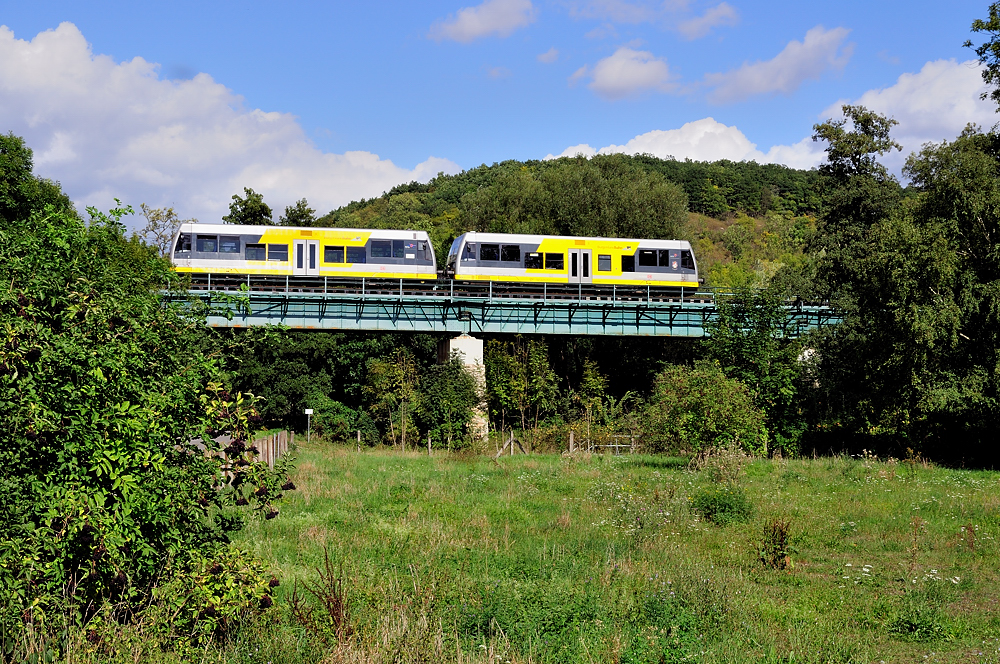 Sonderverkehr auf der Hochbahn zum Winzerfest in Freyburg. Burgenlandbahn 672 913 + 672 902 pendelten deshalb am 08.09.2012 im 2 Stundentakt zwischen Naumburg Ost und Zeitz. Hier zu sehen als RB 34947 auf einer Br�cke in Mertendorf. (Foto: Hans-J�rgen Warg)
