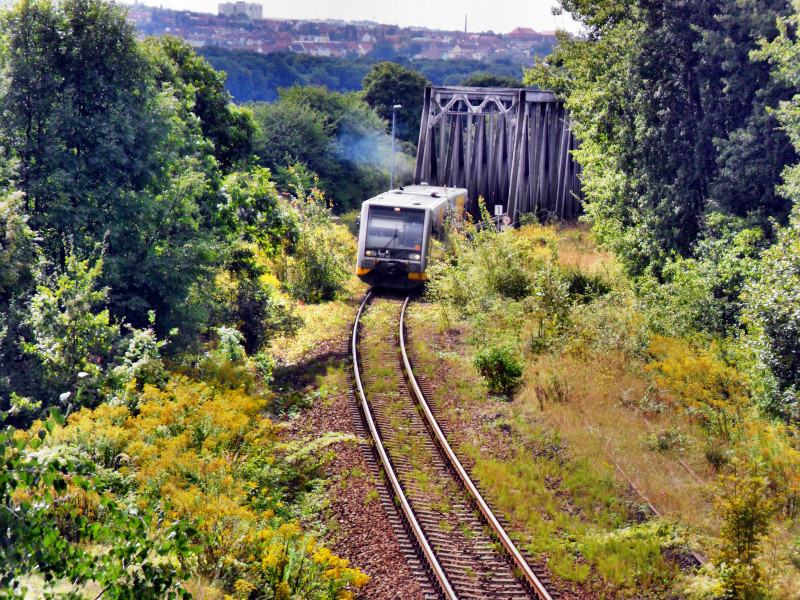 Sonderverkehr der Burgenlandbahn zum Winzerfest in Freyburg 2012. Am Samstag pendelten 2 LVT/S auf der Hochbahn zwischen Zeitz und Naumburg Ost im 2 Stunden Takt. Hier haben 672 902 + 672 913 als RB 34944 (Zeitz - Naumburg Ost) das �berbauwerk �ber die Strecke Zeitz - Leipzig bei Zangenberg mit 10 km/h gerade passiert. Jetzt kann der Tf wieder  Gas geben  und seine Fuhre �ber Teuchern nach Naumburg Ost bringen; 08.09.2012
