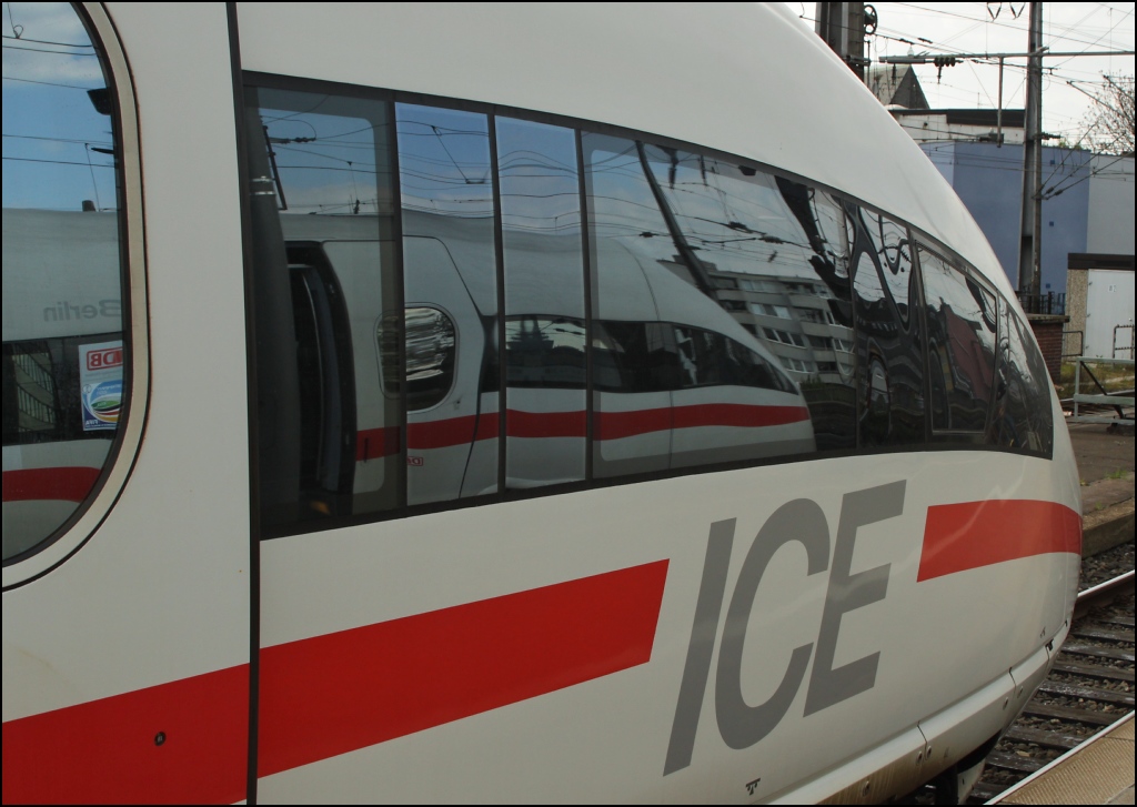 Spiegelspiel mit zwei ICE´s (17.04.11, Kln Hbf)