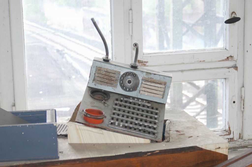 Sprechstelle (Apparat) im Stellwerk W2 in Naumburg (S) Hbf.
Es vereinte alle Sprechverbindungen die es so gab auf dem 
Bahnhof und klingelte in Sto�zeiten fast pausenlos. Die W�hlscheibe war f�r die BASA (Telefonnetz der Bahn), die Kn�pfe waren f�r die Sprechverbindungen zu den anderen Stw, zum Fdl, zur Aufsicht Pbf. und zu den Sprechstellen am Bstg. 2, Po1 (Rangierer), Weiche 85, S�dseite, Weiche 65, sowie die Fernsprecher in der Wagenwerkstatt, Weiche 32, 
Weiche 88 usw. Au�erdem die Tasten f�r s�mtliche Lautsprecher (nicht die auf den Bahnsteigen sondern auf 
dem G�terbahnhof). Sp�ter wurde dann noch die Taste f�r den Rangierfunk 
integriert; 12.05.2005 (Foto: Holger Flatau)