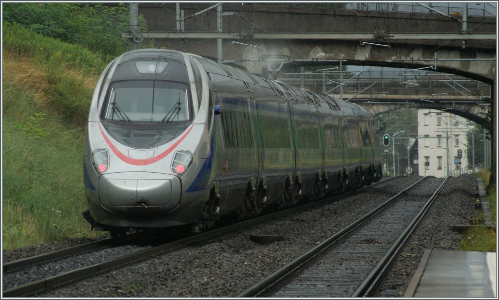 Sprht durch den Regen:  Pinocchio  ETR 610 nach Venezia bei der Durchfahrt in La Tour de Peilz am 5 August 2010. 
