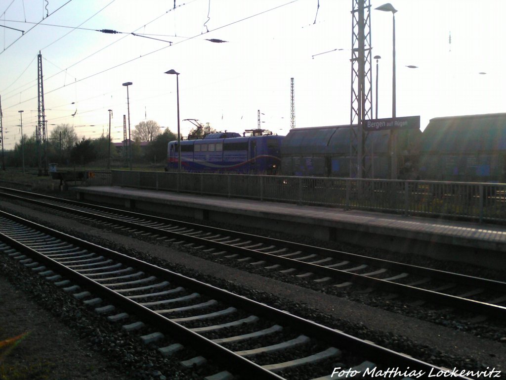 SRI 151 170 mit der 2 Gterzughlfte bei der Einfahrt in Bergen auf Rgen am 8.5.13