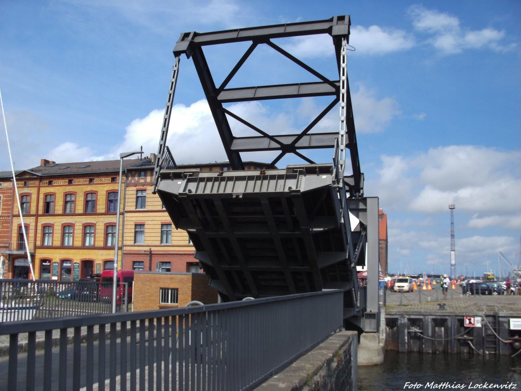 Stadthafen-Klappbrcke im Stadthafen beim ffnen fr Die Wasserfahrzeuge am 7.8.13