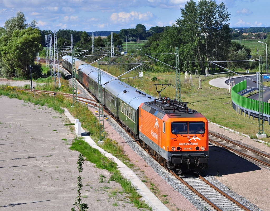 Stammgast zur Hanse-Sail ist die 143 001 mit dem Sonderzug des LDC aus Cottbus.Kurz vor dem Hp Warnemnde Werft wurde sie am 11.08.2012 geknipst.