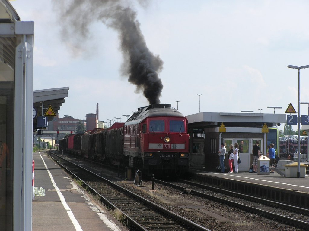 Starten einer Ludmilla der Baureihe 232 im Bahnhof von Weiden/Opf.