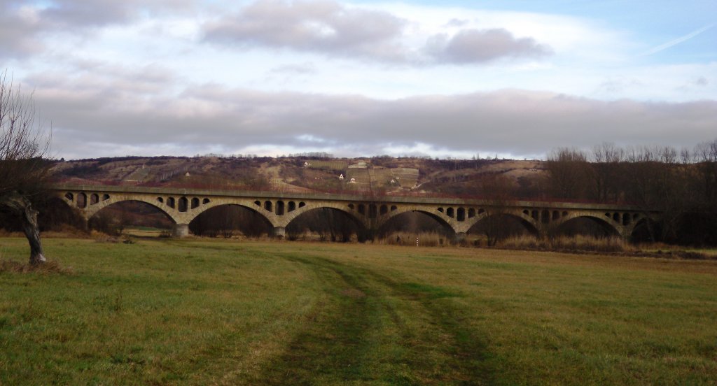 Steinerne Bogenbr�cke zwischen Kirchscheidungen und Burgscheidungen im Dezember 2012.
Die Br�cke wurde in den 90ger Jahren aufwendig saniert.Die Fundamente und das gesamte Bauwerk wurden mit Zement-Br�he geimpft. Somit �bersteht die sch�ne Br�cke noch viele viele Jahre.