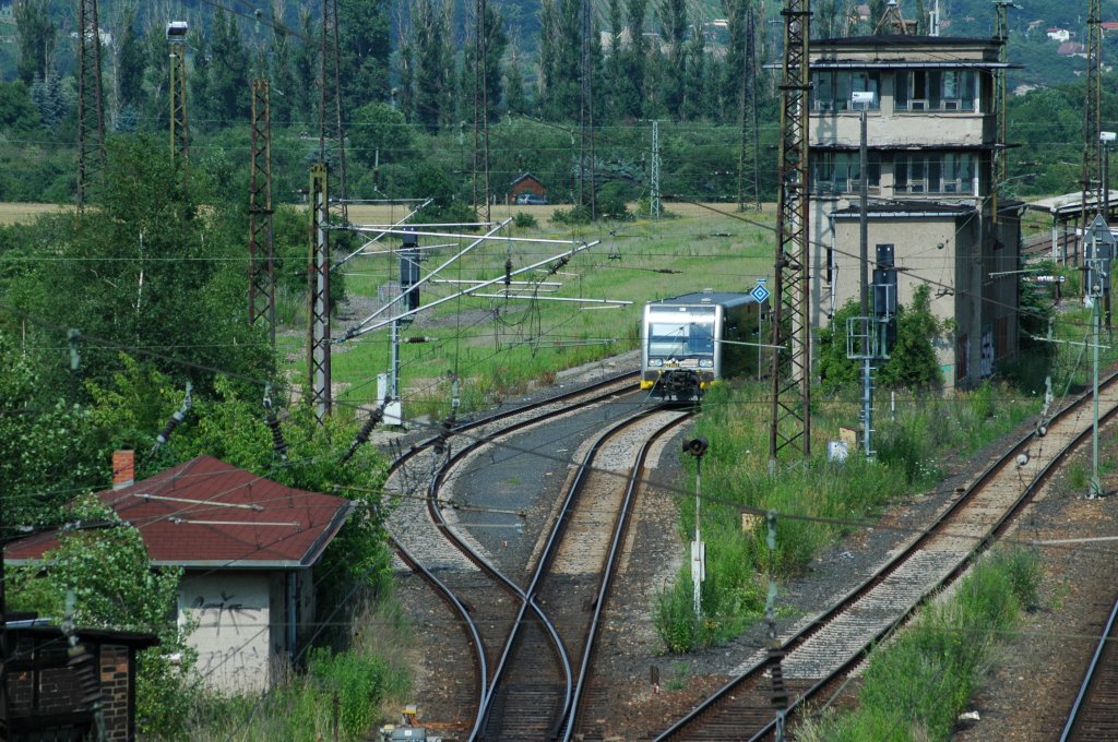 Stellwerk W2 + B2 mit Gleis 4, 5 und einem Ausweichgleis in Naumburg (S) Hbf. Die Masten links erinnern noch auf die fr�heren Gleisanlagen; 17.04.2005 (Foto: Holger Flatau)