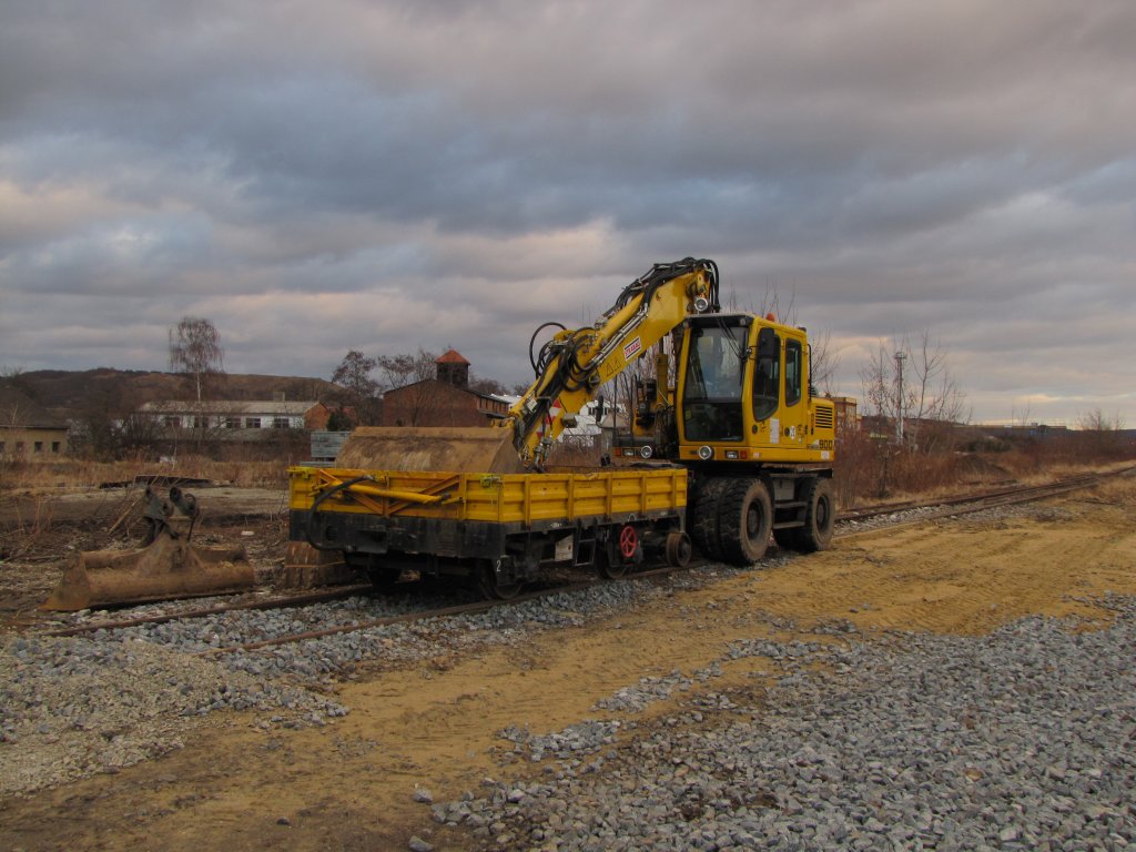 Strabag 34.1.44405 GKW-A und Eichholz Rail 97 51 03 568 60-9 (Zweiwegebagger A 900 CZW Li 1030) auf dem gekappten Gleis 5 im Bf Laucha w�hrend den Umbauarbeiten. Damit ist dies wohl das letzte Schienenfahrzeug was das Gleis 5 jemals befahren wird; 19.02.2012