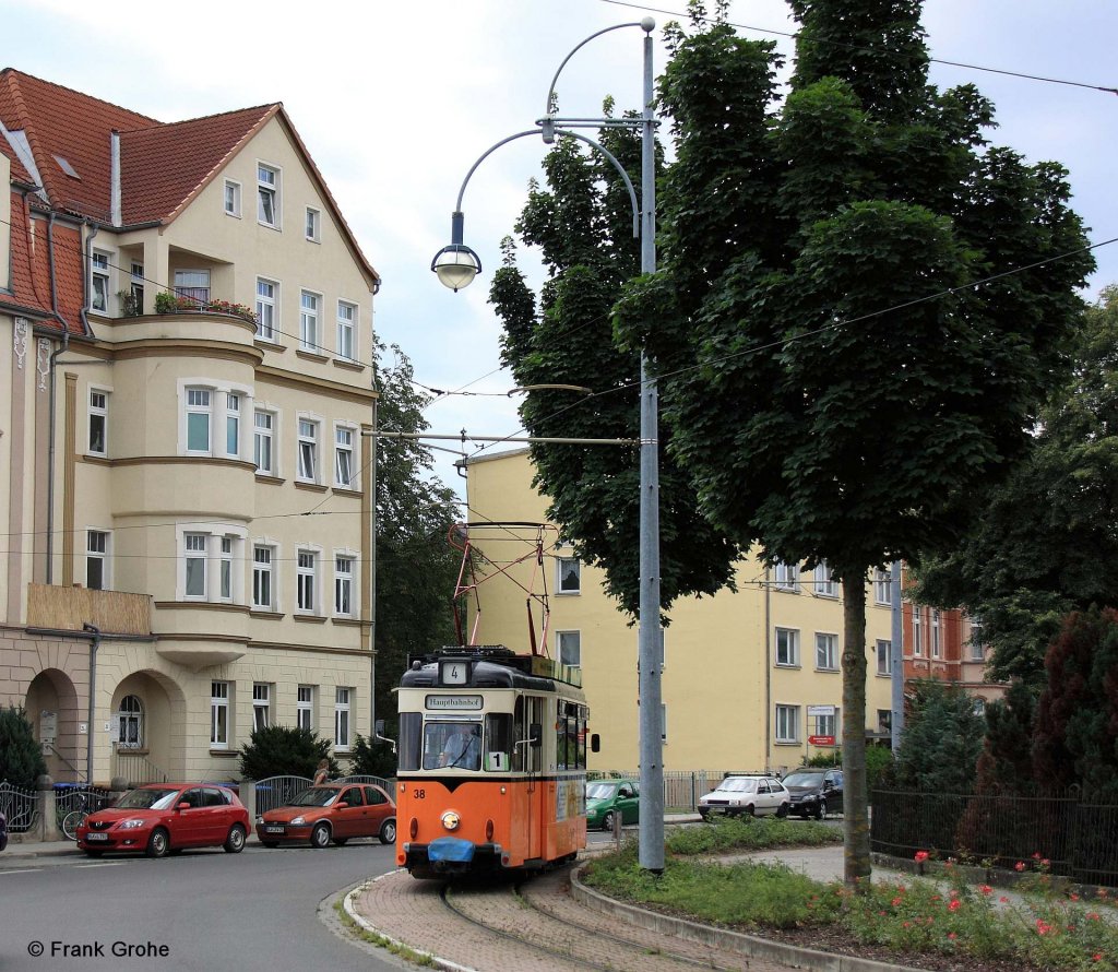 Stra�enbahn Naumburg Wagen 38, Linie 4 biegt in die Endgerade der Bahnhofsstrasse vor der Haltestelle Naumburg Hauptbahnhof ein, fotografiert am 02.08.2012 