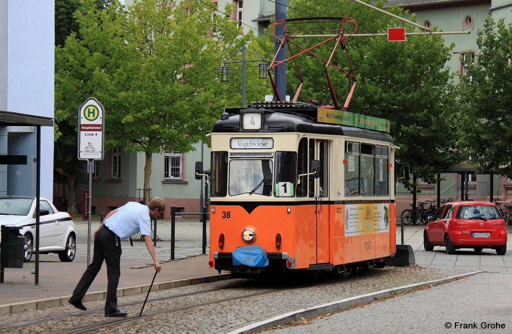 Stra�enbahn Naumburg Wagen 38, Linie 4 biegt an der Endhaltestelle Naumburg Hauptbahnhof, fotografiert am 02.08.2012 