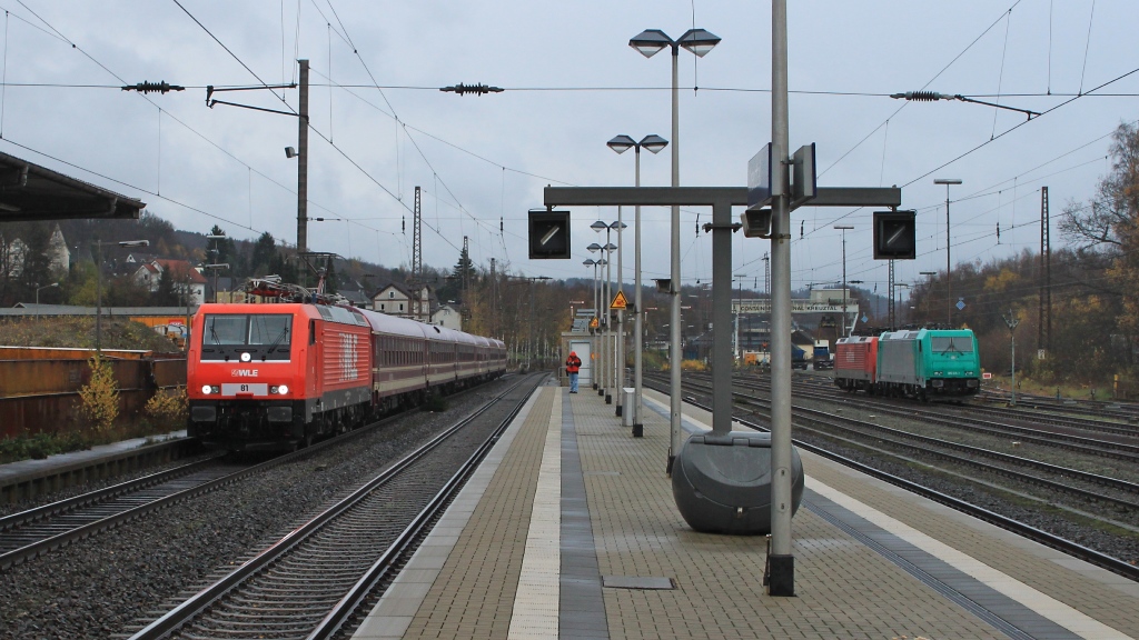 Tag der Besonderheiten am 13.11.10 in Kreuztal. Links 189 801 und rechts 185 611