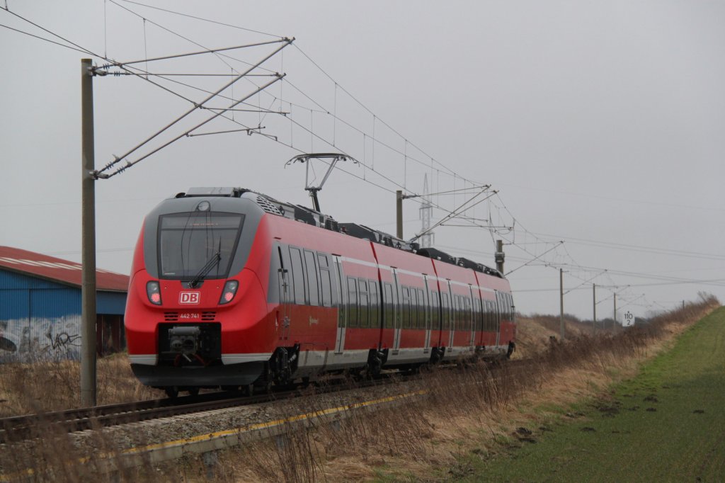 Talent 2 Hamster ohne Fell und Schnurrhaare:442 741 auf Schnupperkurs von Rostock nach Gstrow bei der Durchfahrt in Gragetopshof.12.03.2012