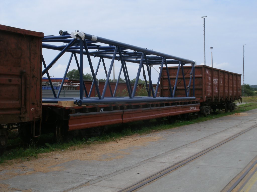 Teile fr einen Kran waren,am 06.August 2011,auf einem Breitspurflachwagen in Mukran.