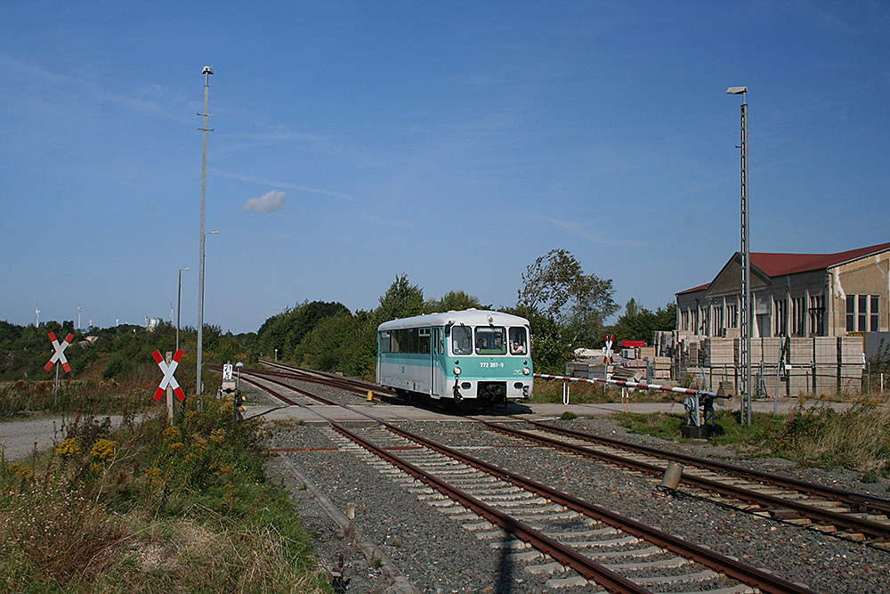 TG Ferkeltaxi 772 367-9 als DPE 20350 aus Sta�furt, am 16.09.2012 bei der Einfahrt in Teuchern. Die Ferkeltaxe wurde dann an die 3 Ferkeltaxi´s aus Sch�nberg (V) angeg�ngt. Dann ging es weiter nach Naumburg Ost zur 120 Jahr Feier der Naumburger Stra�enbahn und zum 7. Unstrutbahnfest der IG Unstrutbahn e.V.. (Foto: Marcel Grauke)