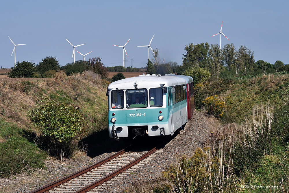 TG Ferkeltaxi 772 367-9 unterwegs als DPE 20317 von Naumburg Ost nach Teuchern, am 16.09.2012 bei Krauschwitz. (Foto: Stefan Kolpatzik)