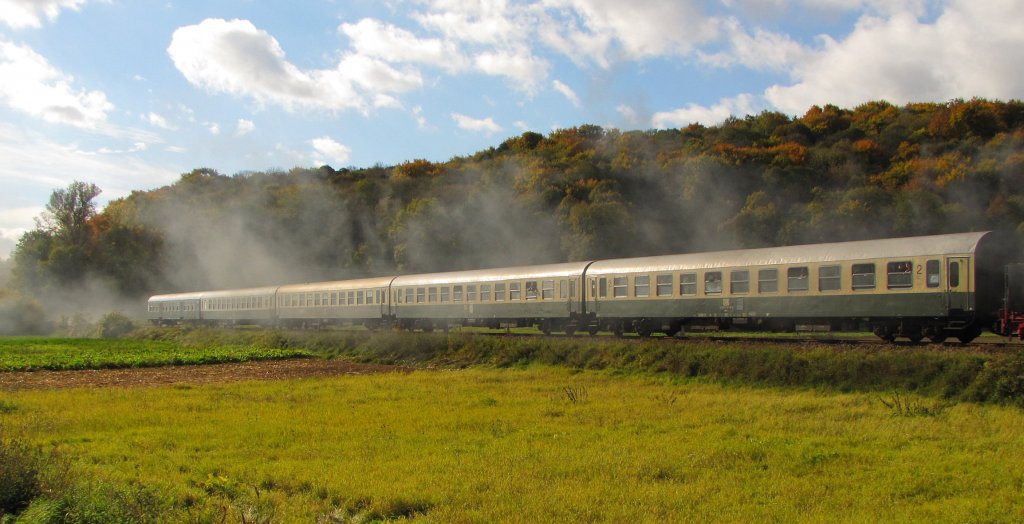 Th�ringer Traditionszug von DB Regio, als  Rotk�ppchen-Express II  von Eisenach �ber Camburg nach Freyburg, bei Kleinjena; 24.10.2010