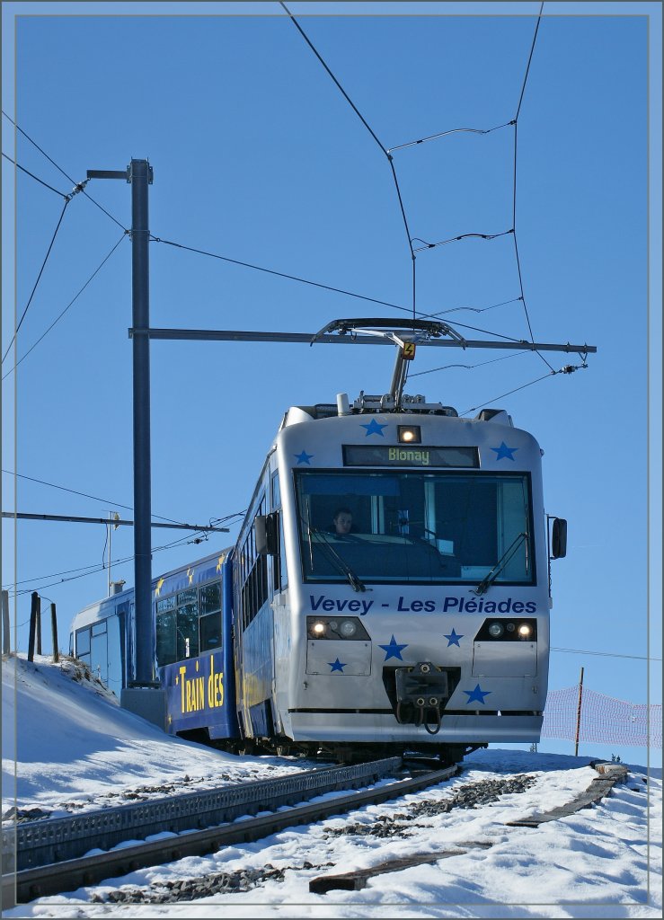 Train des Etoiles Beh 2/4 N 72 kurz nach Les Pleiades auf der Fahrt nach Blonay. 
31. Jan. 2011