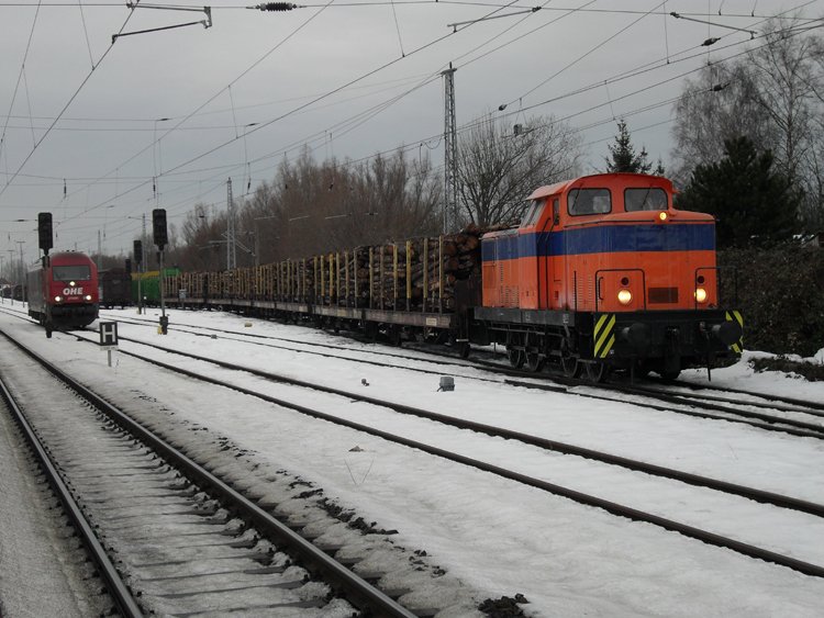 Treffen im Bahnhof Rostock-Bramow links steht ER20 von OHE rechts stellt die V60 der Firma Rostocker Fracht-und Fischereihafen GmbH den Holzzug von Rostock-Bramow nach Stendal-Niedergrne zusammen.(07.02.10)