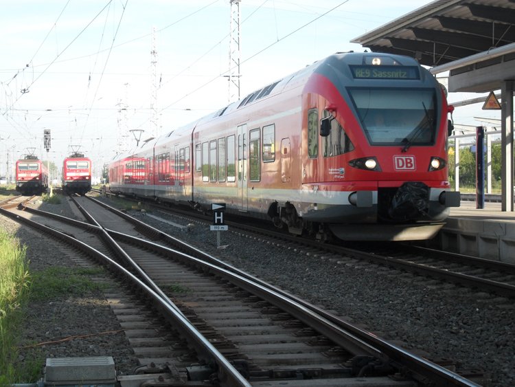 Treffen im Rostocker Hbf links stehen 2x Rostocker S-Bahnzge und recht´s auf Gleis 3 hat RE 33218 von Sassnitz nach Rostock Hbf einfahrt.(05.06.10) 