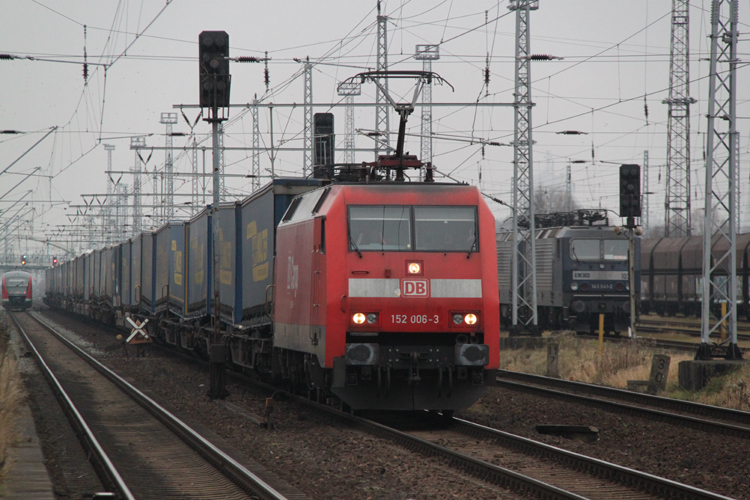 Treffen im Rostocker Seehafen link´s S3 nach Rostock-Seehafen/Nord in der goldenen Mitte 152 006-3 mit LKW-Walter nach Hamburg und recht´s stehen RBH 103(143 041-2)+RBH 110(143 084-2)Rostock-Dierkow.12.12.2011