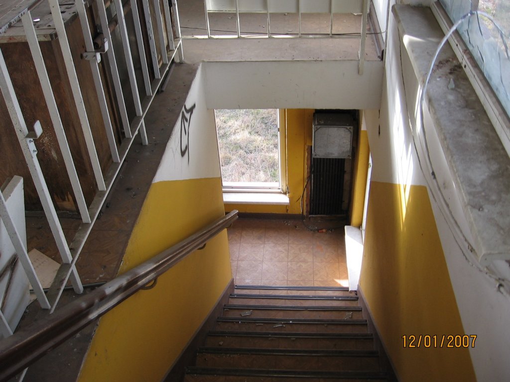 Treppenaufgang im Stellwerk W1, in Naumburg Hbf; 12.01.2007 (Foto: Hans Grau)
