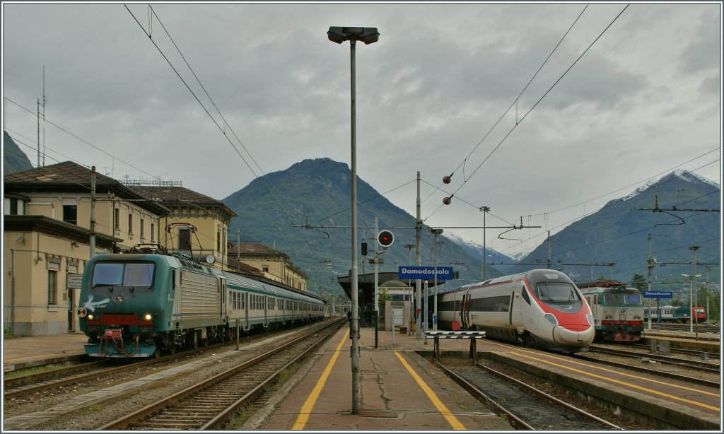 Trotz etwas zurckgegangenem Verkehr bietet Domodossola immer noch das eine oder andere interessante Bild, hier ein berblick mit einem Regionalzug nach Milano , dem EC der ebenfalls nach Milano fhrt einer abgestellen FS Lok sowie im Hintergrund ein FS Dieseltreibwagen und eine Re 474. 
