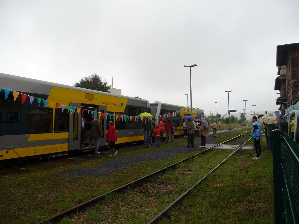 Trotz Regen nutzten aber zahlreiche Reisende die Sonderz�ge der Burgenlandbahn nach Ro�leben; 15.08.2010 (Foto: Ralf Kuke)