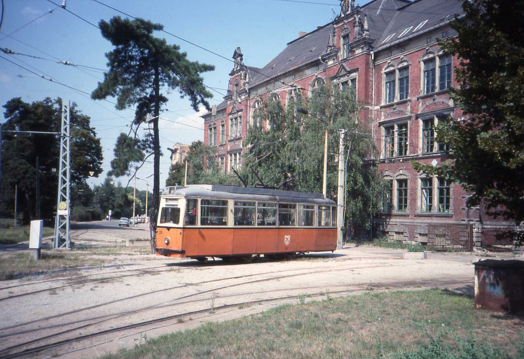 Tw 25 im August 1989 vor dem Betriebshof in Naumburg. (Foto: Felix Ormerod)