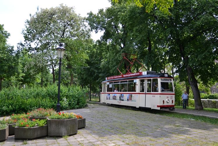 Tw 29 als Linie 4 von der Vogelwiese zum Hauptbahnhof, am Marienring in Naumburg; 21.05.2011 (Foto: Roberto Franke)