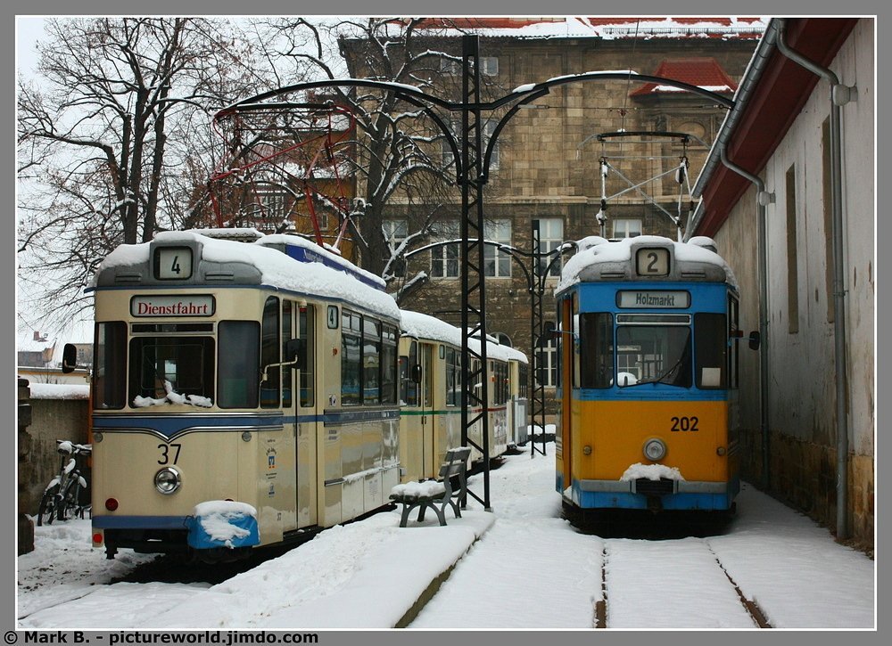 Tw 37 + Tw 202 im Stra�enbahndepot Naumburg; 08.01.2010 (Foto: Mark B�schel)